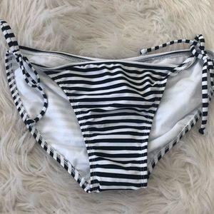 👛4/$20👛 🆕Old Navy L black/white striped bottom
